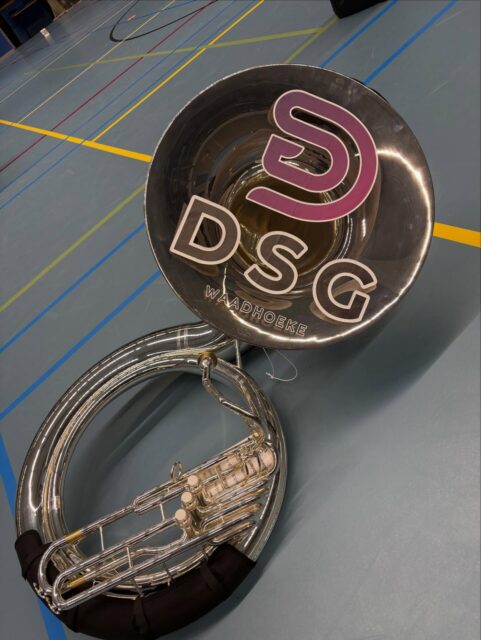 Vandaag sousafoon hoezen mogen brengen naar @doorsamenwerkinggroot , en even een kijkje genomen bij een van hun repetities. 

Heeft uw band ook nieuwe sousafoon hoezen nodig. Of een van onze andere producten:
Yard bordjes
Bassdrum stickers 
Colougard vlaggen
Gepersonaliseerde percussie/slagwerk
Of clubkleding/merchandise 

Neem dan contact met ons op via dm of stuur een mailtje naar info@decalsign.nl

#fanfare #gepersonaliseerd #sousafoonhoes