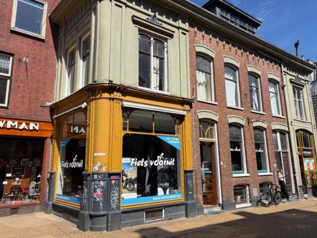 Wij kregen de aanvraag van Fietsvooruit of wij hun pand met spoed konden bestickeren voor koningsdag. Tegen deze uitdaging zeggen wij natuurlijk geen nee. 

En het resultaat mag er wezen. 
Danny bedankt voor deze mooie SPOEDopdracht💪

Heel veel succes gewenst met je nieuwe zaak aan het poeleplein.